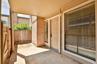 2100 Wilcrest Dr in Houston, TX - Building Photo - Building Photo