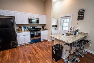 121 Douglas Way St in San Antonio, TX - Building Photo - Building Photo