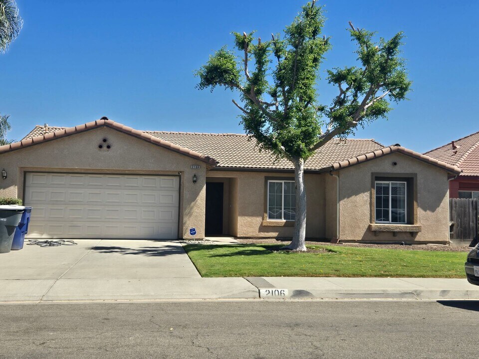 2106 W Liberty St in Hanford, CA - Building Photo