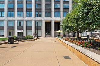 320 Fort Duquesne Blvd in Pittsburgh, PA - Building Photo - Building Photo
