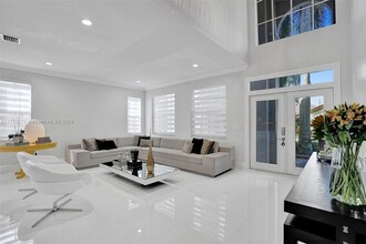 2526 Hunters Run Way in Weston, FL - Building Photo - Building Photo