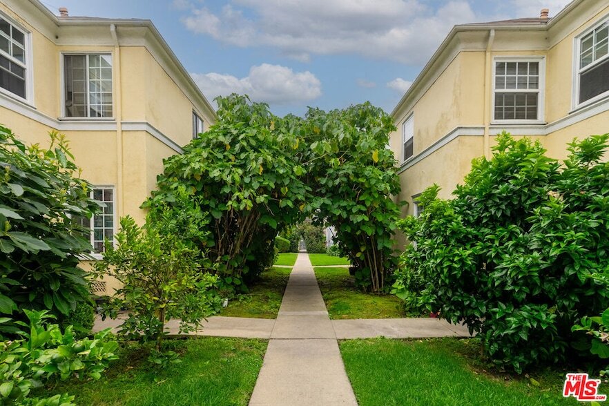 6755 Yucca St, Unit 4 in Los Angeles, CA - Building Photo