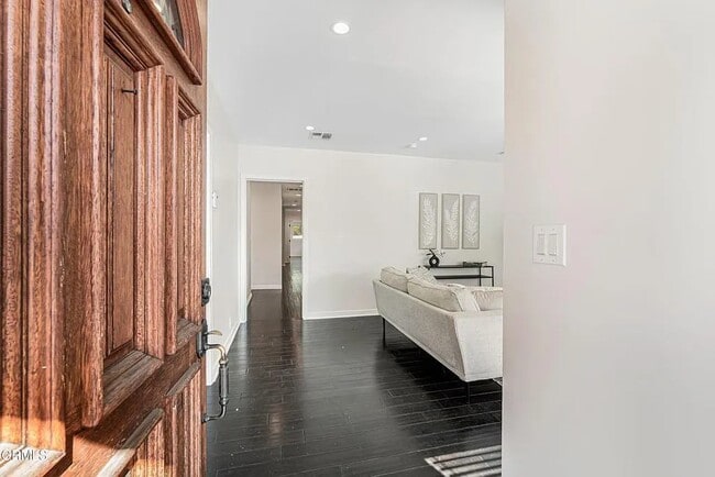15233 Camarillo St in Sherman Oaks, CA - Building Photo - Building Photo