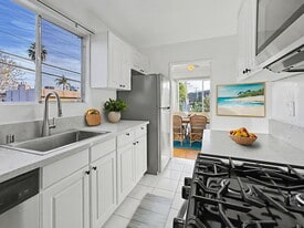 328-330 S Doheny Dr in Beverly Hills, CA - Building Photo