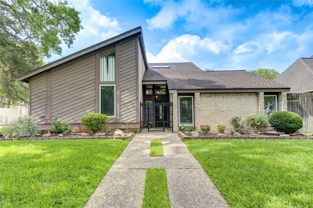15754 Walkwood Dr in Houston, TX - Building Photo