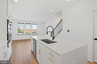 20064 Coral Wind Ter in Ashburn, VA - Foto de edificio - Building Photo