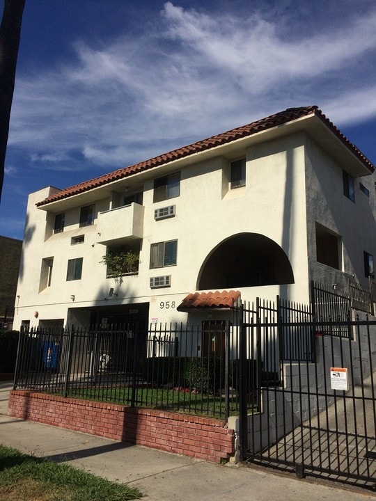 958 Magnolia Ave, Unit 203 in Los Angeles, CA - Building Photo
