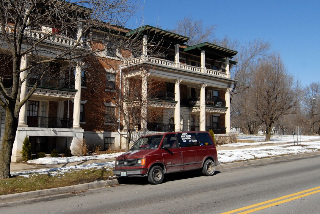 Dorson Apartment in Kansas City, MO - Building Photo