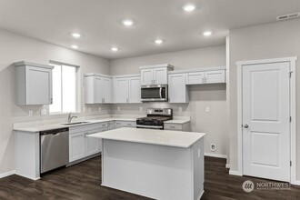 4255 Savannah Loop NE in Lacey, WA - Building Photo - Building Photo