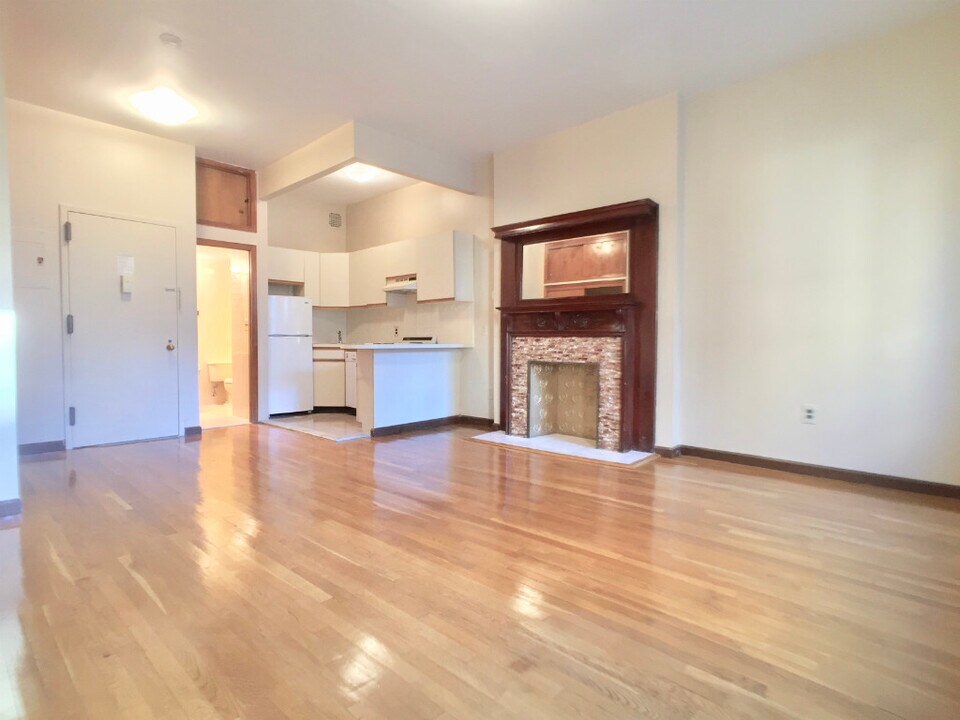 306 W 106th St-Unit -4F in New York, NY - Building Photo