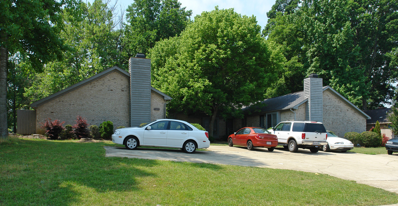 4705 Hollowell Ln in Raleigh, NC - Foto de edificio