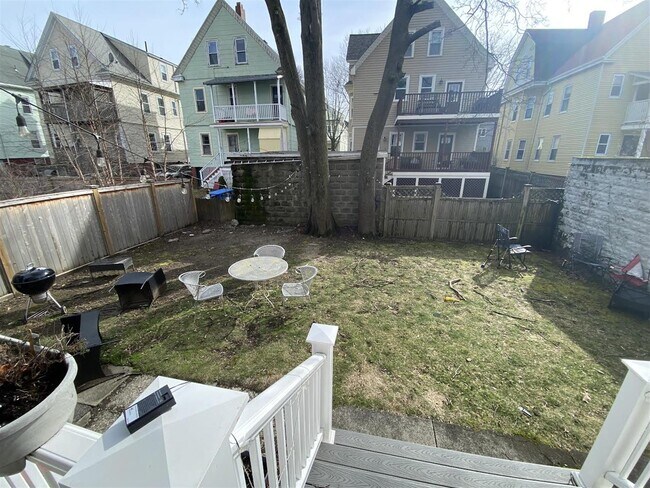 28 Lexington Ave, Unit 1 in Somerville, MA - Foto de edificio - Building Photo