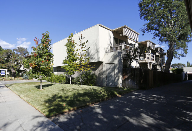 530 S Euclid Ave in Pasadena, CA - Foto de edificio - Building Photo