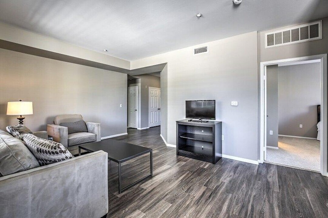 8465 Regents Rd in San Diego, CA - Building Photo