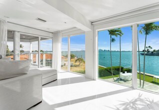 7504 W Treasure Dr in Miami Beach, FL - Building Photo - Building Photo