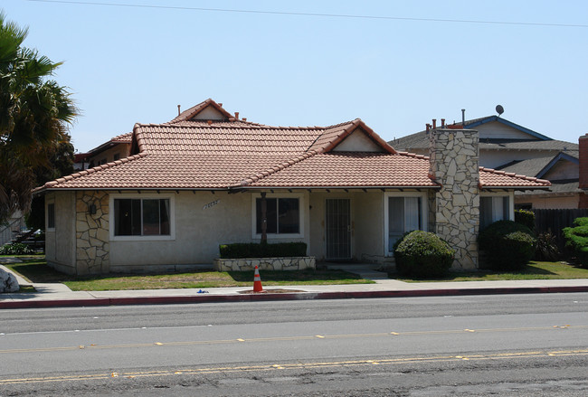 16692 Goldenwest St in Huntington Beach, CA - Building Photo - Building Photo