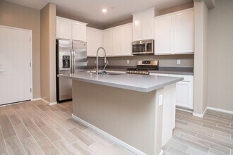 17 Alamere Falls Dr in Las Vegas, NV - Building Photo - Building Photo