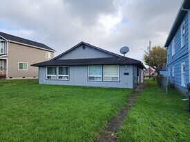 907 W 1st St in Aberdeen, WA - Building Photo