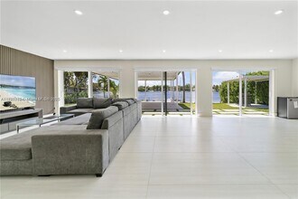 5020 SW 92nd Ave in Miami, FL - Building Photo - Building Photo