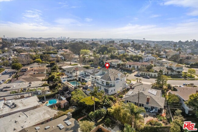 8261 Rees St in Los Angeles, CA - Foto de edificio - Building Photo