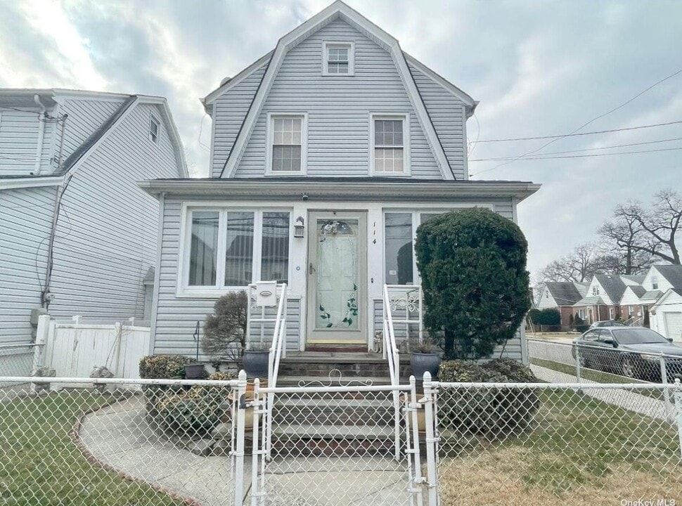 114 Pilgrim Pl, Unit 2 in Valley Stream, NY - Foto de edificio