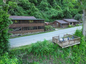 90 Faulkner Rd in Elkins, WV - Foto de edificio - Building Photo