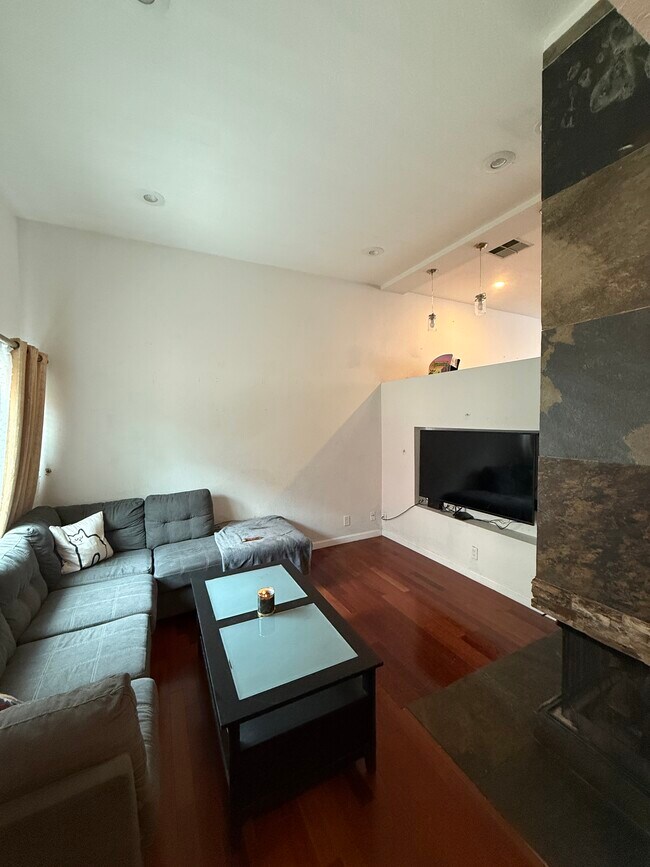 27609 Nugget Dr, Unit #4 in Santa Clarita, CA - Foto de edificio - Building Photo