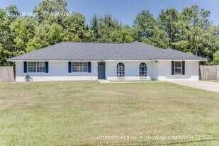 106 Piney Ridge Rd in Waveland, MS - Building Photo