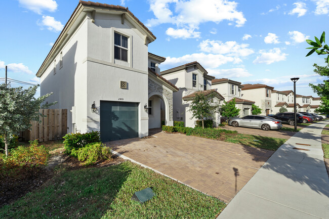 2405 NW 131st Cir in Miami, FL - Foto de edificio - Building Photo