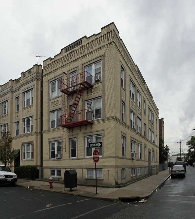 21 Gray St in Jersey City, NJ - Building Photo