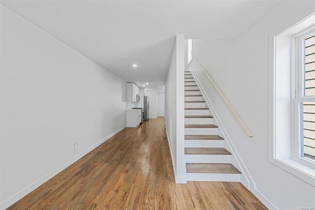 46 Maxwell Ave in Oyster Bay, NY - Foto de edificio - Building Photo