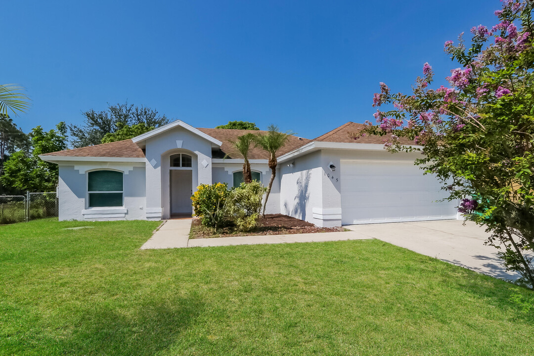 1045 SW Adventure Ln in Port St. Lucie, FL - Building Photo