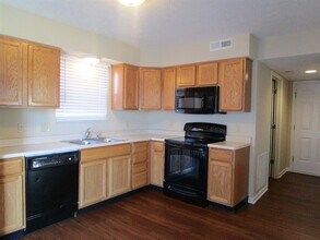 1518 Bluestem Dr in Greenwood, IN - Foto de edificio - Building Photo