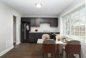 Heritage Green Apartments in Louisville, KY - Foto de edificio - Building Photo