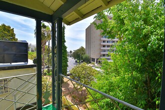 1326 Devon Ave in Los Angeles, CA - Foto de edificio - Building Photo