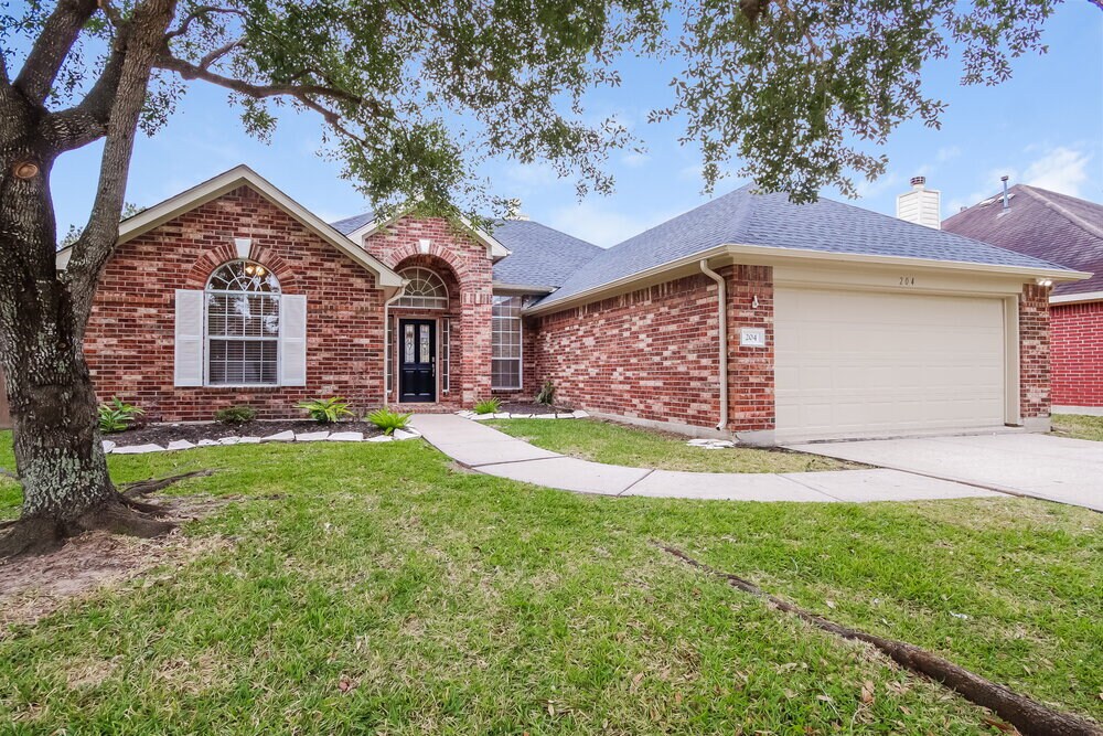 204 Green Cedar Dr in League City, TX - Building Photo