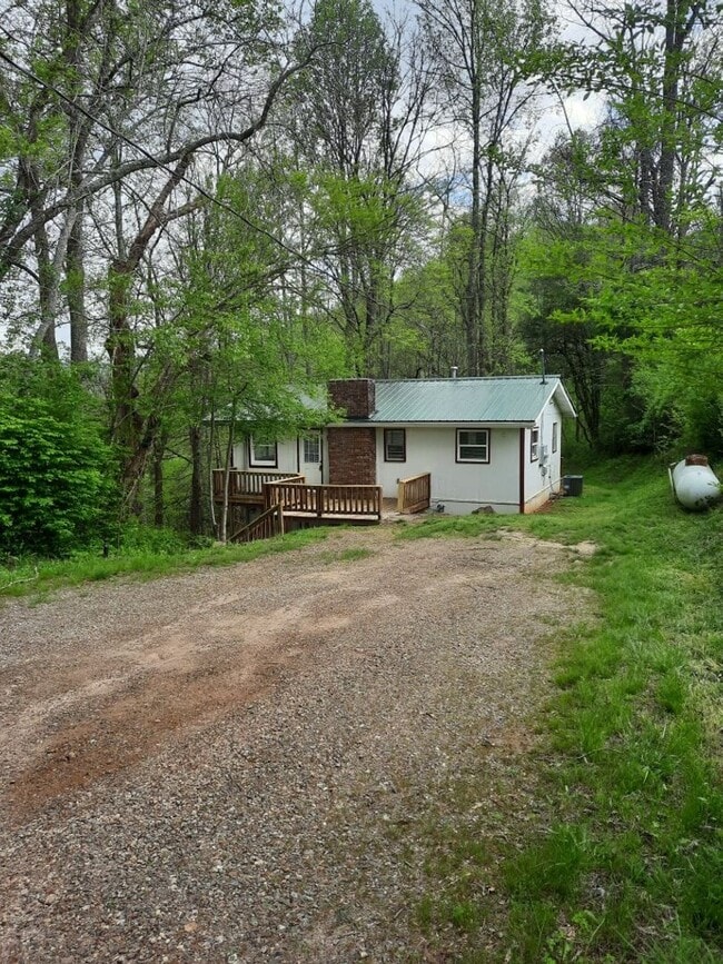 86 Hollyview Cir in Franklin, NC - Building Photo - Building Photo