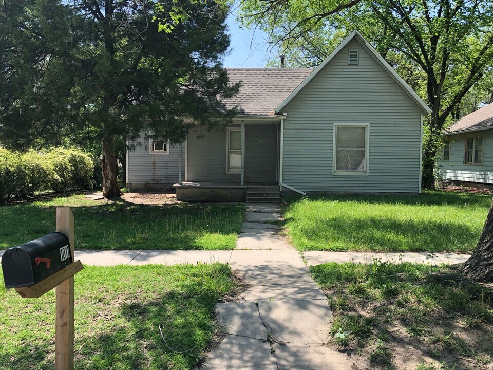 1011 N High St in Newton, KS - Building Photo