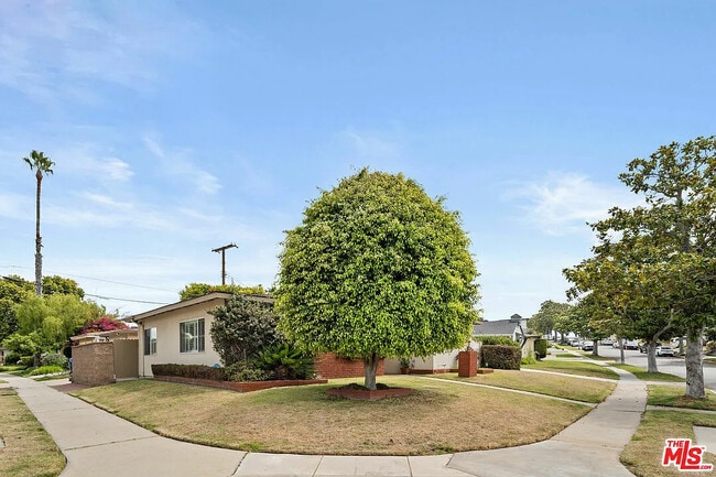 7377 W 88th St in Los Angeles, CA - Building Photo - Building Photo