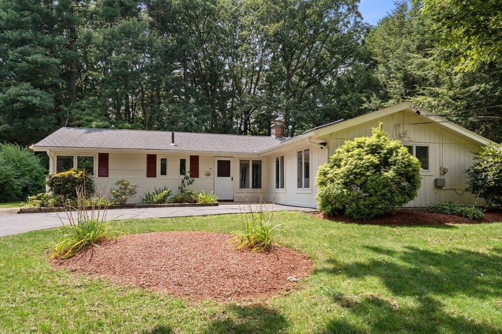 14 Corrine Dr in Framingham, MA - Building Photo