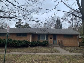 120 W Vermont Ave in Urbana, IL - Building Photo