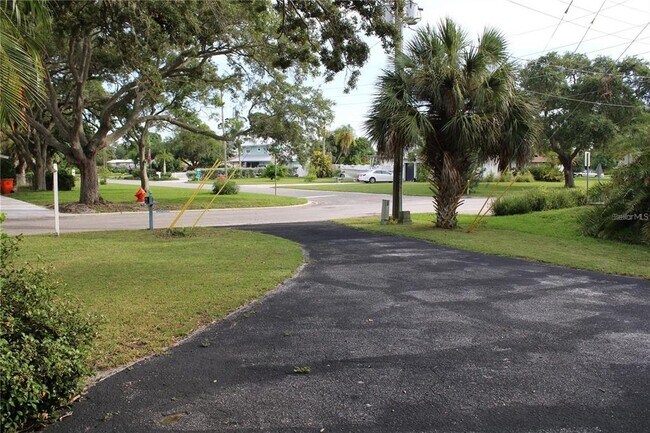 5828 Oakhurst Dr in Seminole, FL - Building Photo - Building Photo