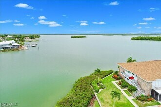330 Kon Tiki Dr in Naples, FL - Building Photo - Building Photo