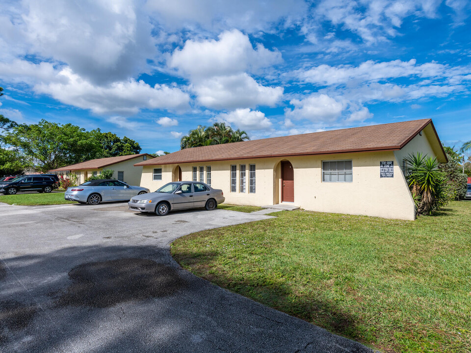 2181 Laura Ln in West Palm Beach, FL - Building Photo