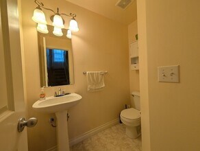 9053 161st Ct NE in Redmond, WA - Foto de edificio - Building Photo