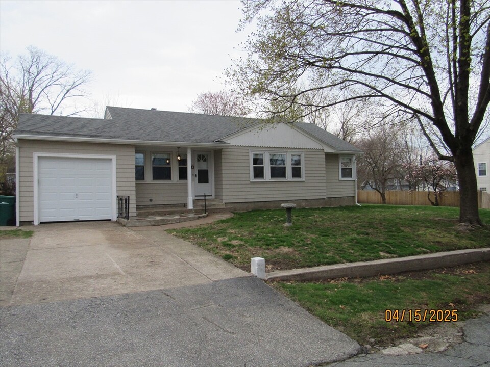 81 Russell Ave in Attleboro, MA - Building Photo