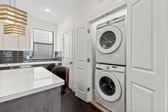 2401 Crawford St in Houston, TX - Building Photo - Building Photo