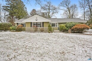 4487 Madison Ave in Trumbull, CT - Building Photo