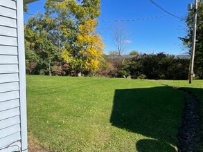 953 E Hope Dr, Unit A in Upland, IN - Foto de edificio - Building Photo