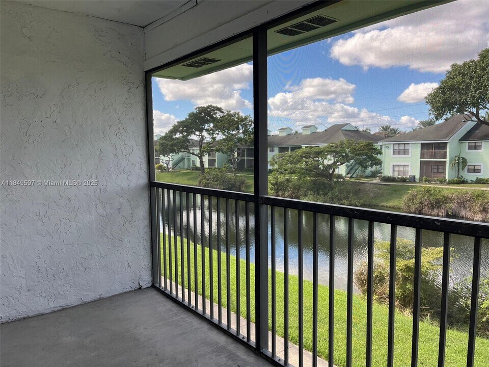 4027 NW 87th Ave in Sunrise, FL - Building Photo